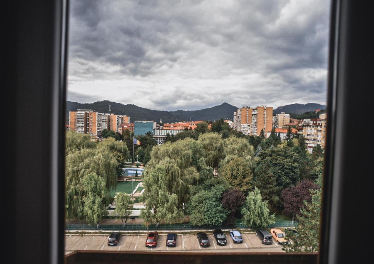Hotel Petroşani Exterior foto