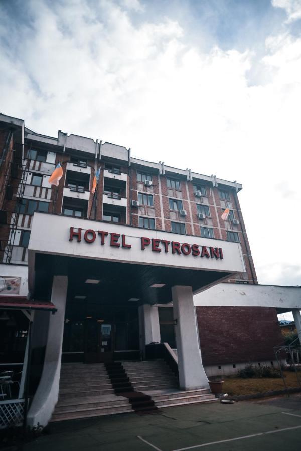 Hotel Petroşani Exterior foto