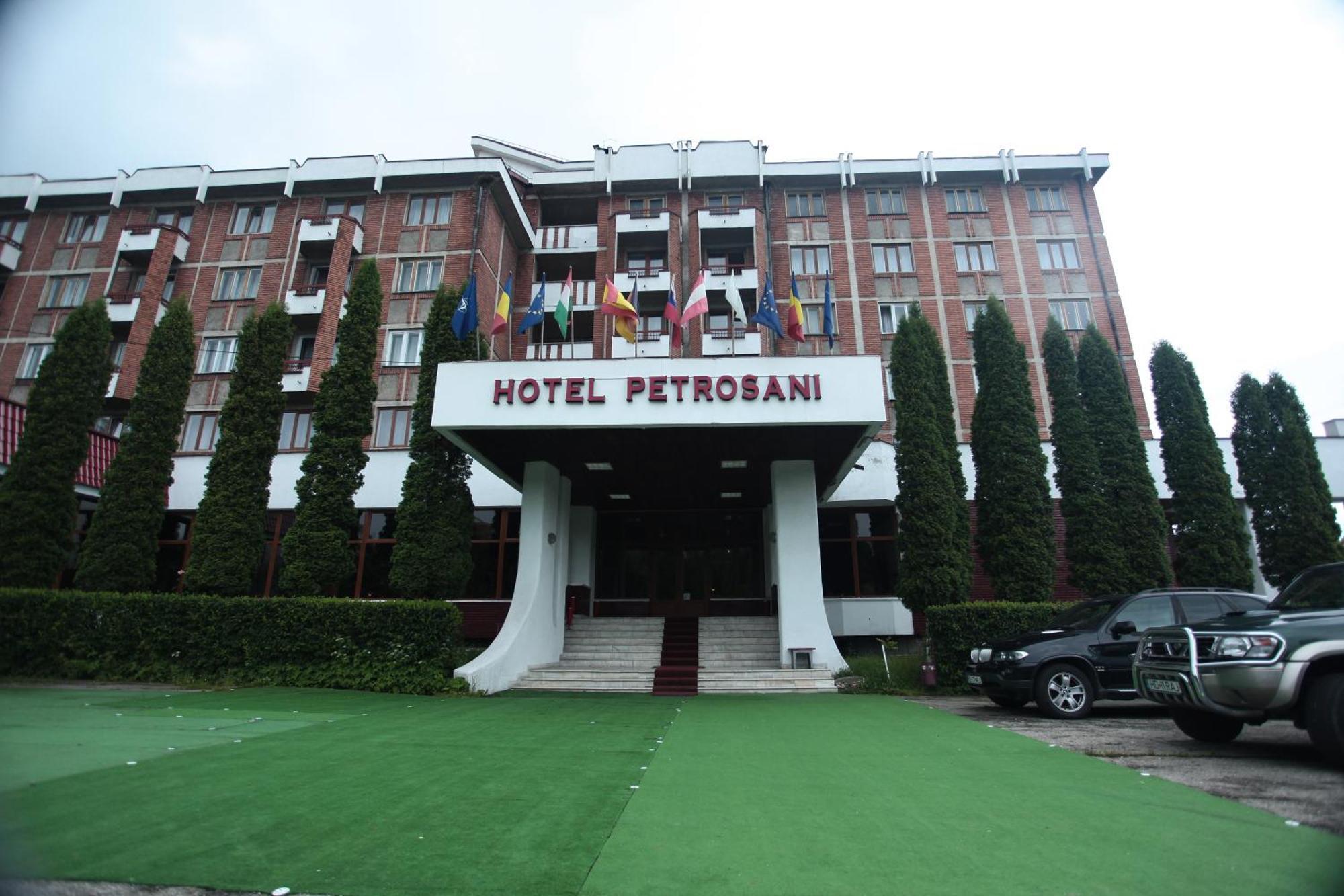 Hotel Petroşani Exterior foto