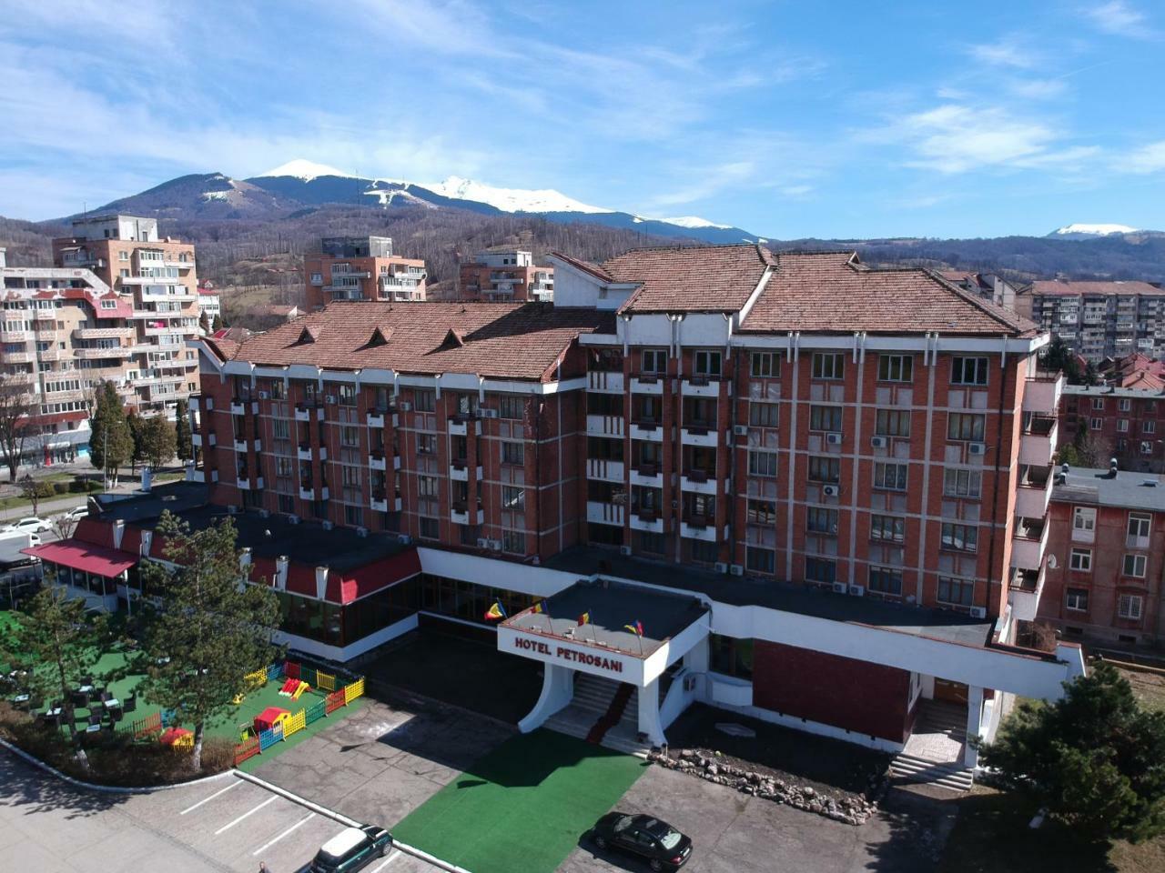 Hotel Petroşani Exterior foto